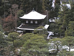 Guesthouse Hyakumanben Cross