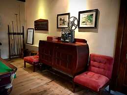 Eight Bells Mountain Inn