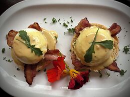 Eight Bells Mountain Inn