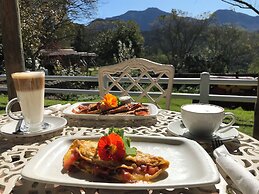 Eight Bells Mountain Inn