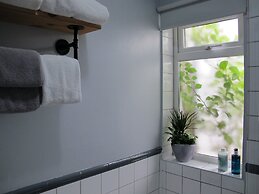 Stone's Throw Guesthouse