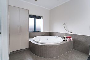 Aubyn Court Spa Motel