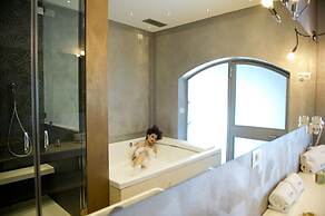 iRooms Forum and Colosseum