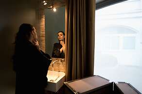 iRooms Forum and Colosseum