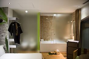 iRooms Forum and Colosseum