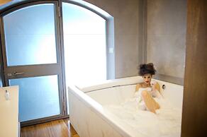 iRooms Forum and Colosseum