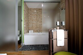 iRooms Forum and Colosseum