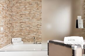 iRooms Forum and Colosseum