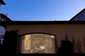 iRooms Forum and Colosseum