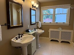 Crown Mansion Boutique Hotel & Villas