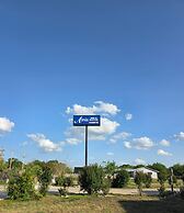 Atria Extended Stays By OYO, Jourdanton, TX