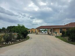 Atria Extended Stays By OYO, Jourdanton, TX