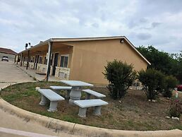 Atria Extended Stays By OYO, Jourdanton, TX