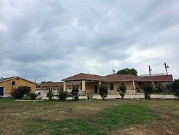 Atria Extended Stays By OYO, Jourdanton, TX