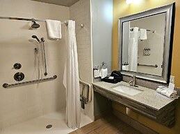 Holiday Inn Express & Suites Perry-National Fairground Area #34 by IHG