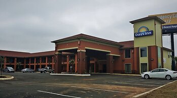 Days Inn by Wyndham Dilley