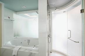 SLEEP WITH ME HOTEL design hotel @ patong