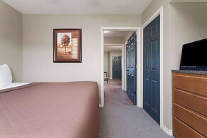 Eagle's Den Suites Kenedy a Travelodge by Wyndham