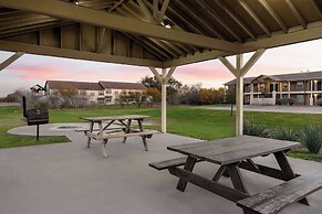 Eagle's Den Suites Kenedy a Travelodge by Wyndham