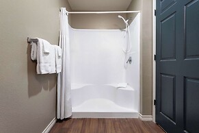 Eagle's Den Suites Kenedy a Travelodge by Wyndham