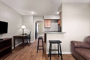 Eagle's Den Suites Kenedy a Travelodge by Wyndham