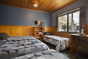 Smoke Lake Hot Springs Lodge and Camp