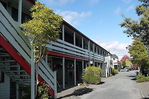 Smoke Lake Hot Springs Lodge and Camp