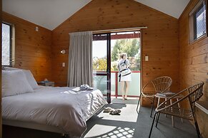 Smoke Lake Hot Springs Lodge and Camp