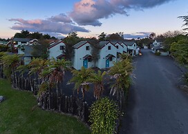Smoke Lake Hot Springs Lodge and Camp