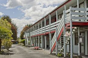 Smoke Lake Hot Springs Lodge and Camp