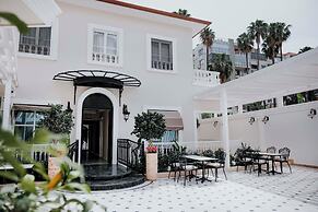 Elegance East Hotel - Boutique Class