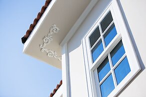 Elegance East Hotel - Boutique Class