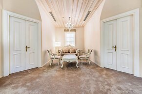 Elegance East Hotel - Boutique Class