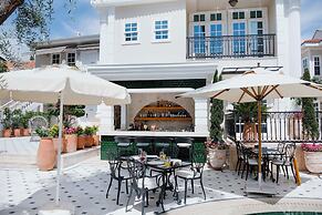 Elegance East Hotel - Boutique Class