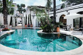 Elegance East Hotel - Boutique Class