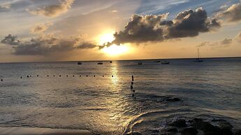 Tropical Sunset Beach Apartment Hotel