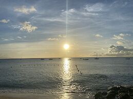 Tropical Sunset Beach Apartment Hotel