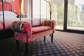 Cooking and Nature Emotional Hotel