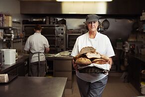 Horse and Jockey Hotel