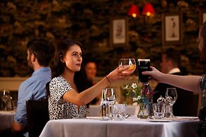 Horse and Jockey Hotel