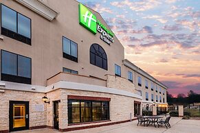 Holiday Inn Express & Suites Floresville by IHG