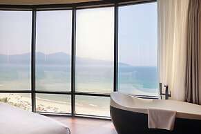 Holiday Beach Hotel Danang