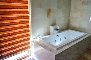 Holiday Beach Hotel Danang