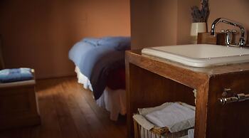 Los Juncos Patagonian Lake House