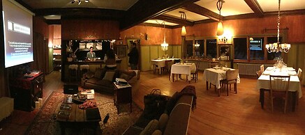 Los Juncos Patagonian Lake House