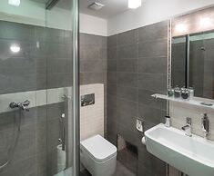 3 Epoques Apartments by Adrez Living