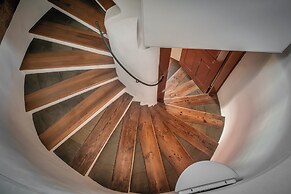 3 Epoques Apartments by Adrez Living