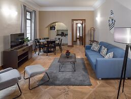 3 Epoques Apartments by Adrez Living