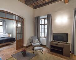 3 Epoques Apartments by Adrez Living