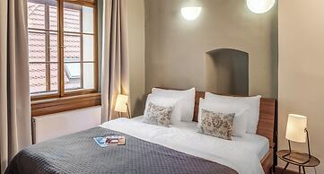 3 Epoques Apartments by Adrez Living